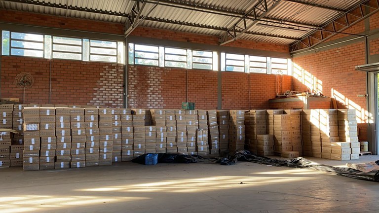 Cigarros em depósito de fábrica clandestina no Rio Grande do Sul - Foto: Polícia Federal/Divulgação