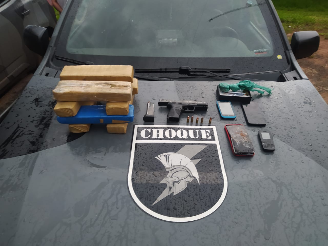 Droga, arma e celulares apreendidos - Foto: Divulgação