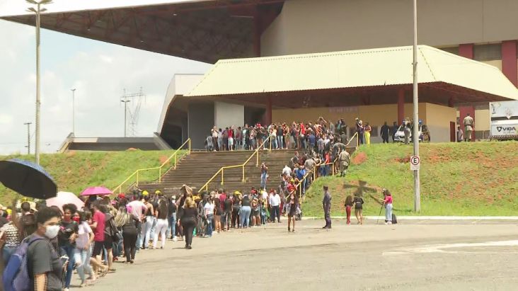 F&atilde;s chegando ao vel&oacute;rio de Mar&iacute;lia Mendon&ccedil;a - Foto: Reprodu&ccedil;&atilde;o/CNN