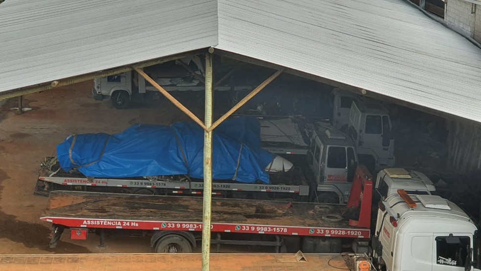 Fuselagem do avi&atilde;o est&aacute; em galp&atilde;o em Caratinga, bem pr&oacute;ximo dos dois motores resgatados nesta segunda-feira, em caminh&atilde;o ao fundo - Foto: Carlos Eduardo Alvim/TV Globo