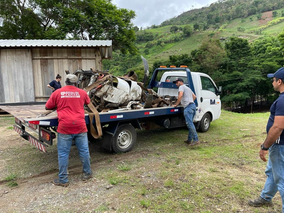 Motor que caiu em mata fechada foi resgatado nesta segunda-feira - Foto: Fervel Auto Socorro/Divulga&ccedil;&atilde;o