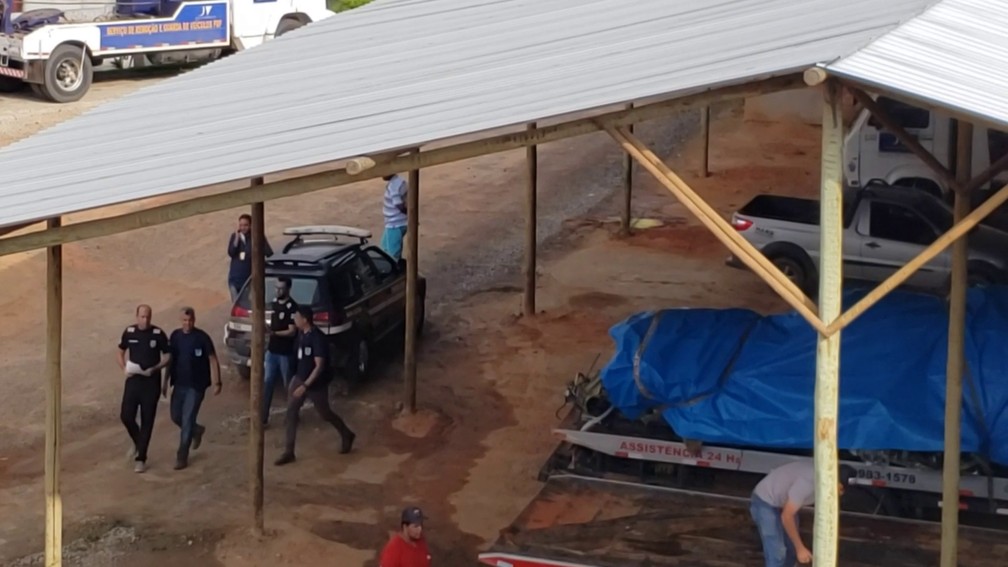 Pol&iacute;cia Civil periciou destro&ccedil;os do avi&atilde;o em p&aacute;tio de Caratinga - Foto: Reprodu&ccedil;&atilde;o