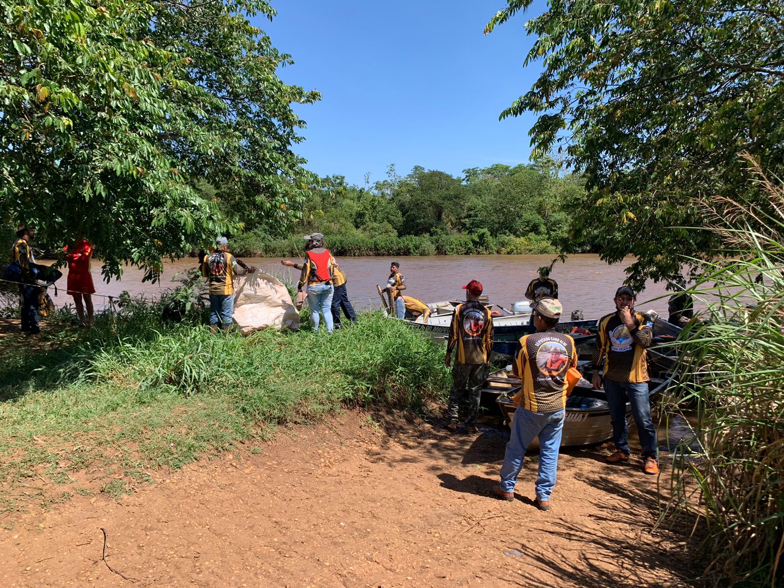 Volunt&aacute;rios recolheram mais de 1 tonelada de res&iacute;duos do rio Dourados - Foto: Divulga&ccedil;&atilde;o 