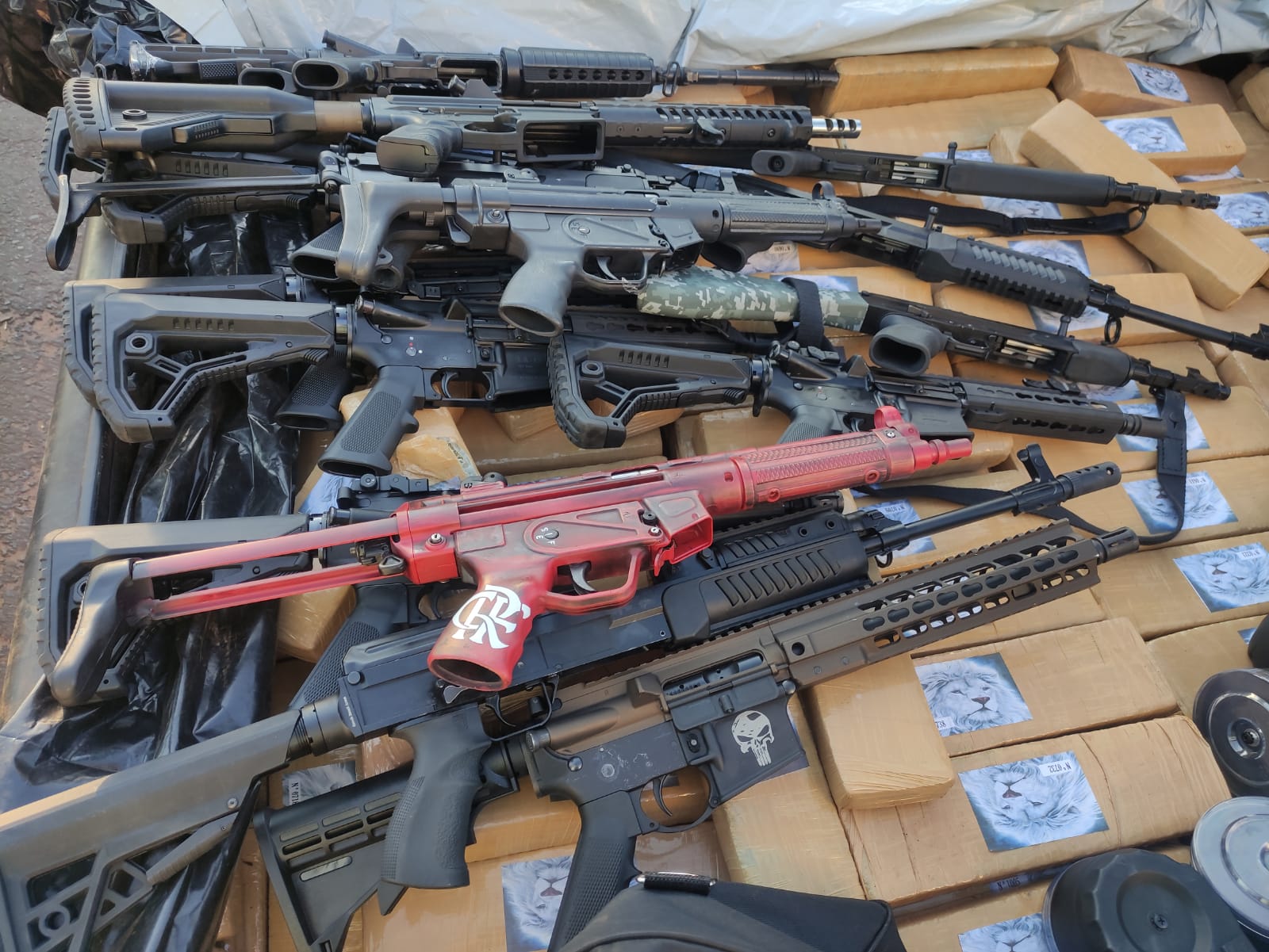 Armas e drogas apreendidas na a&ccedil;&atilde;o - Foto: Jornal da Nova