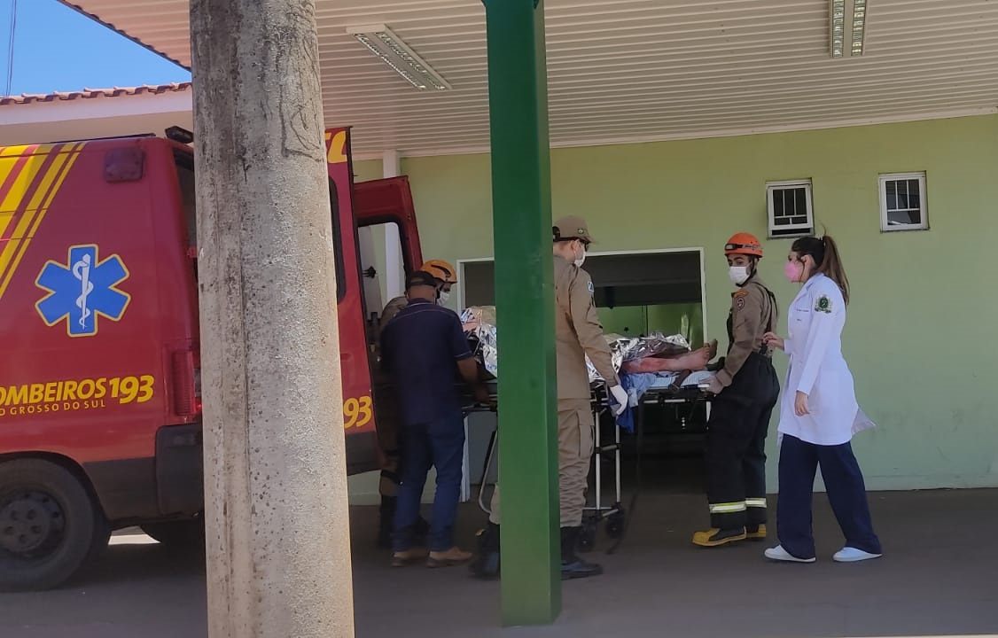 Momento em que o piloto foi socorrido em Bataguassu - Foto: Tiago Apolinário/Da Hora Bataguassu