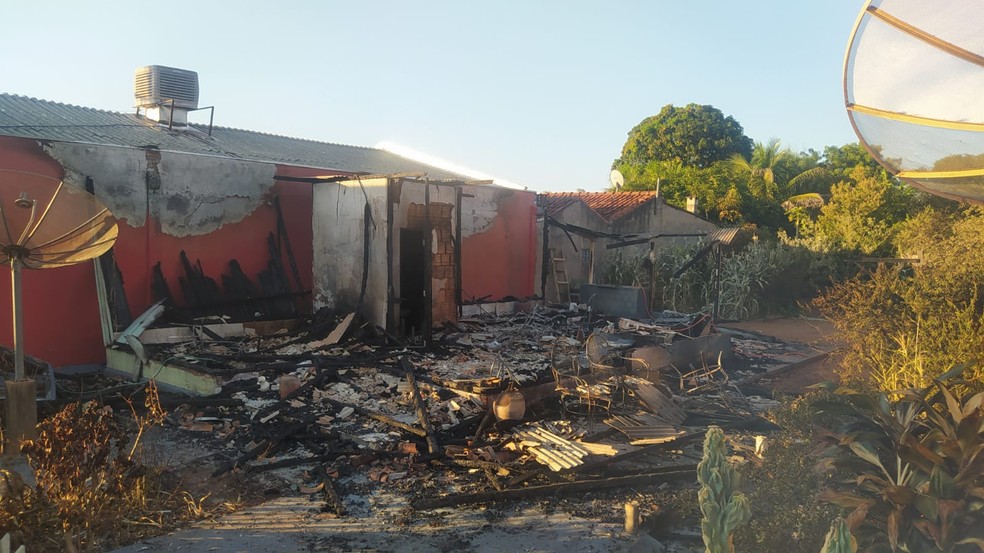 Apenas o banheiro que era de alvenaria resistiu às chamas - Foto: Polícia Militar/Divulgação