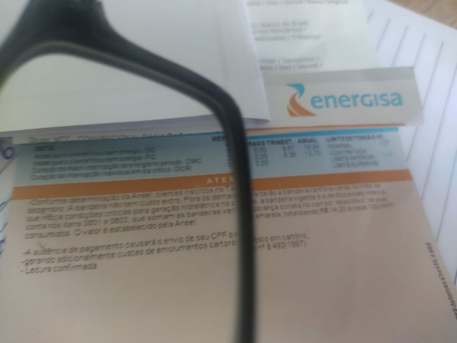 S&oacute; com ajuda de uma lupa cliente poder&aacute; ler o alerta de que empresa vai lhe tirar o cr&eacute;dito se n&atilde;o pagar a conta em dia - Foto: O Jacar&eacute;