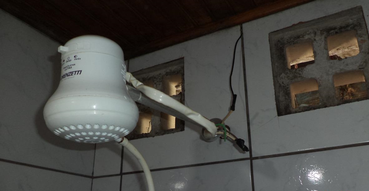 Banheiro com chuveiro quente dentro da cela - Foto: Dracco/Divulgação