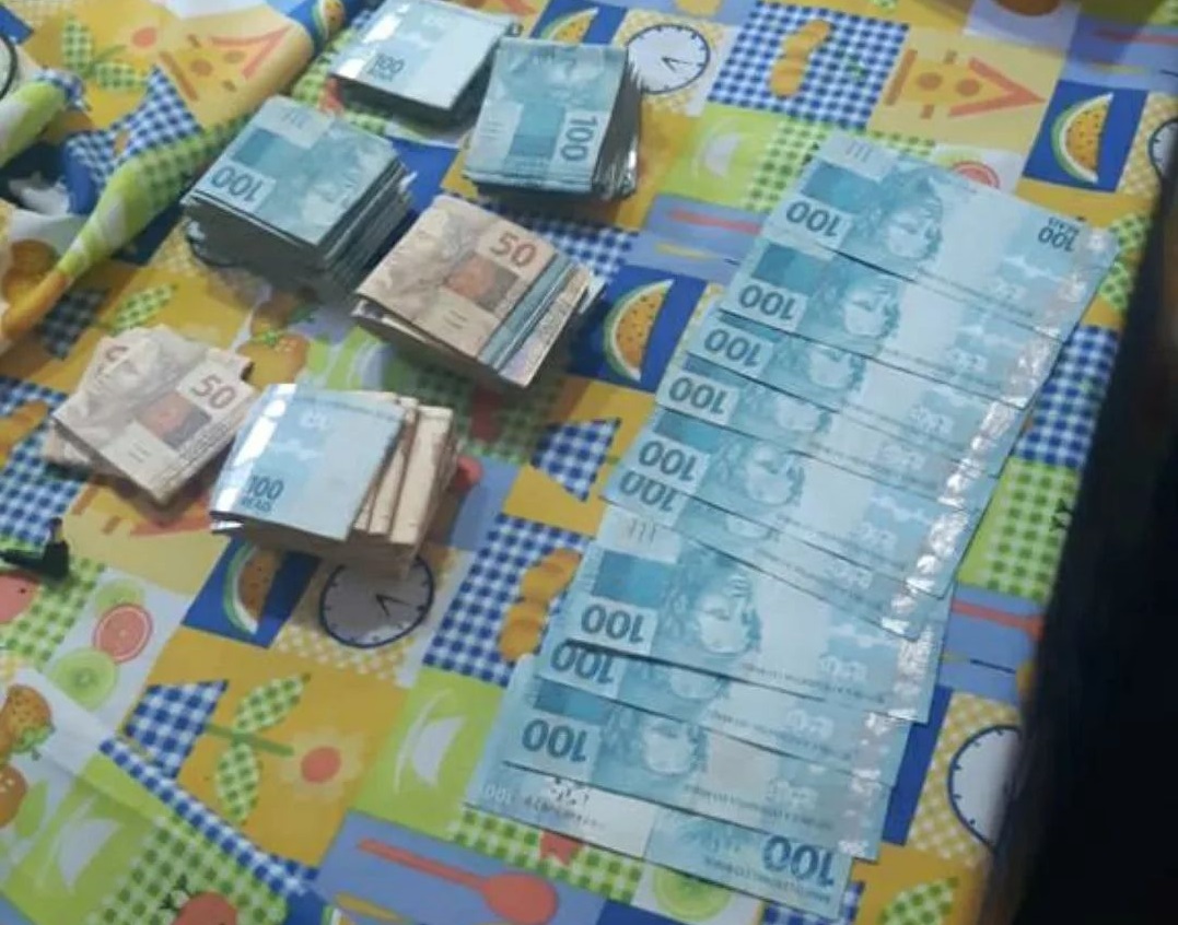 Cerca de R$ 50 mil foram apreendidos durante a operação - Foto: Dracco/Divulgação
