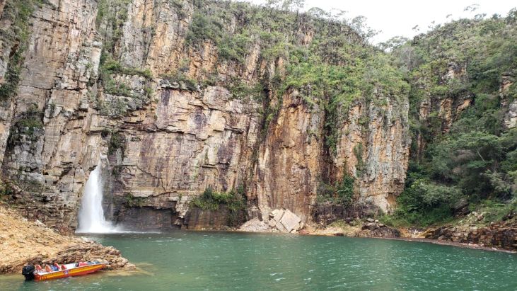 Bombeiros realizam trabalho de buscas em lago de Capitólio (MG) onde um pedaço de rocha desabou sobre lanchas neste sábado (8), deixando ao menos sete mortos - Foto: CBM-MG/Divulgação