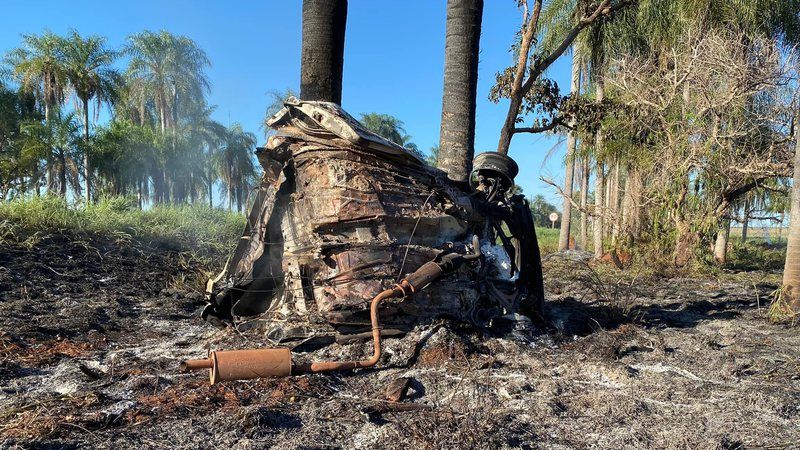 Ve&iacute;culo pegou fogo ap&oacute;s a batida / Jardim MS News