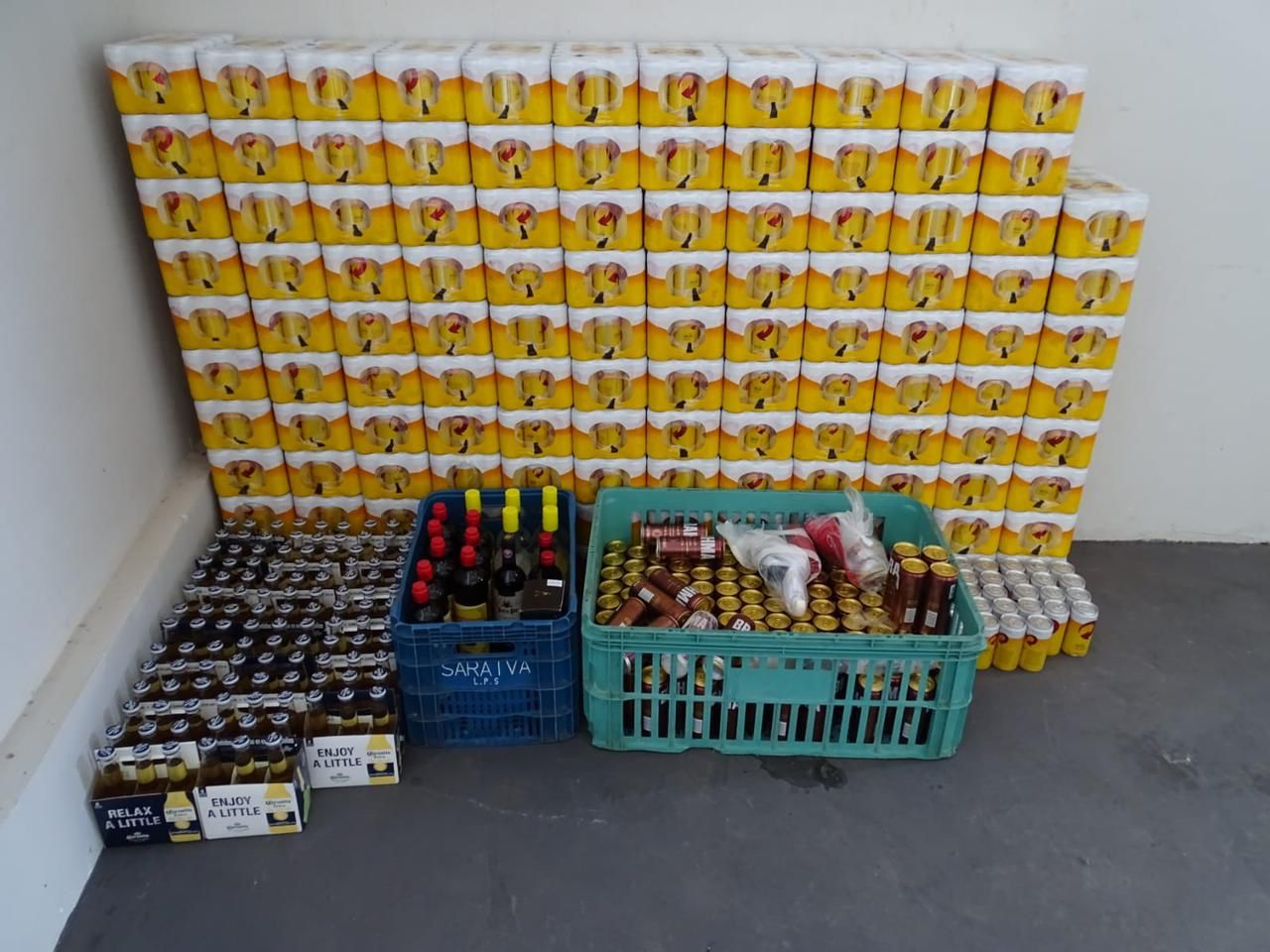 Estoque de bebidas encontrado dentro de cela de luxo - Foto: Dracco/Divulgação