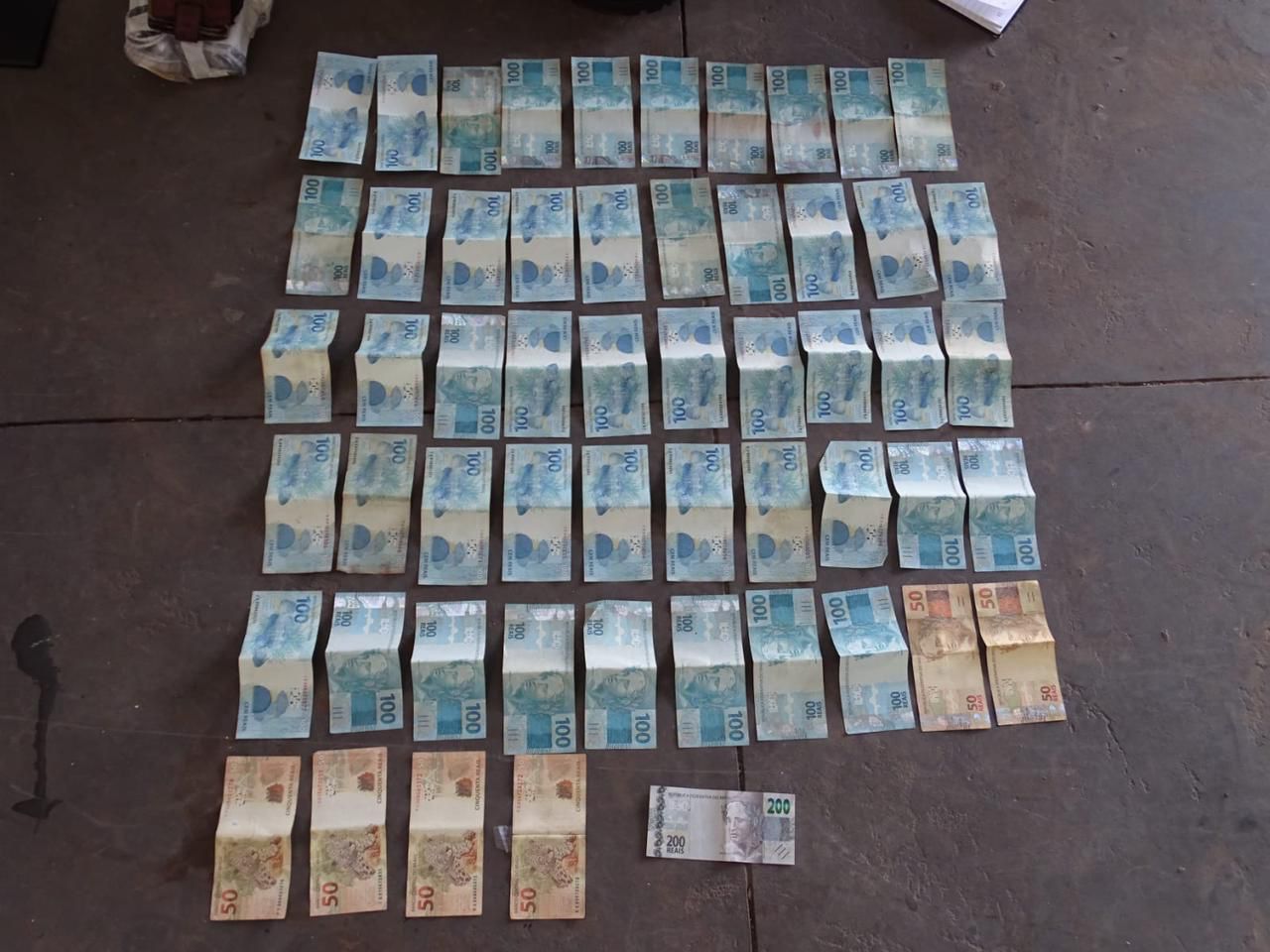 Foram apreendidos R$ 47,1 mil em dinheiro na residência de um dos servidores - Foto: Dracco/Divulgação