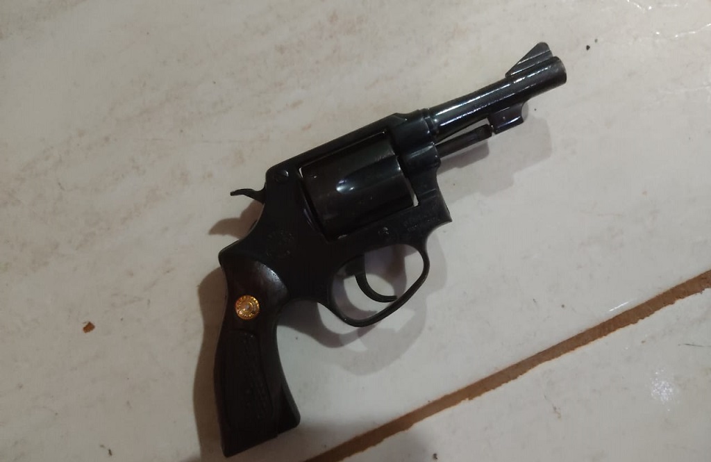 Rev&oacute;lver apreendido supostamente envolvido na tentativa de homic&iacute;dio - Foto: Pol&iacute;cia Civil/Divulga&ccedil;&atilde;o 