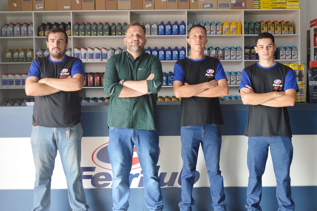 Rodrigo Cavasin, propriet&aacute;rio da Ferrilub com equipe de funcion&aacute;rios - Foto: Jos&eacute; Ant&ocirc;nio de Andrade/Jornal da Nova