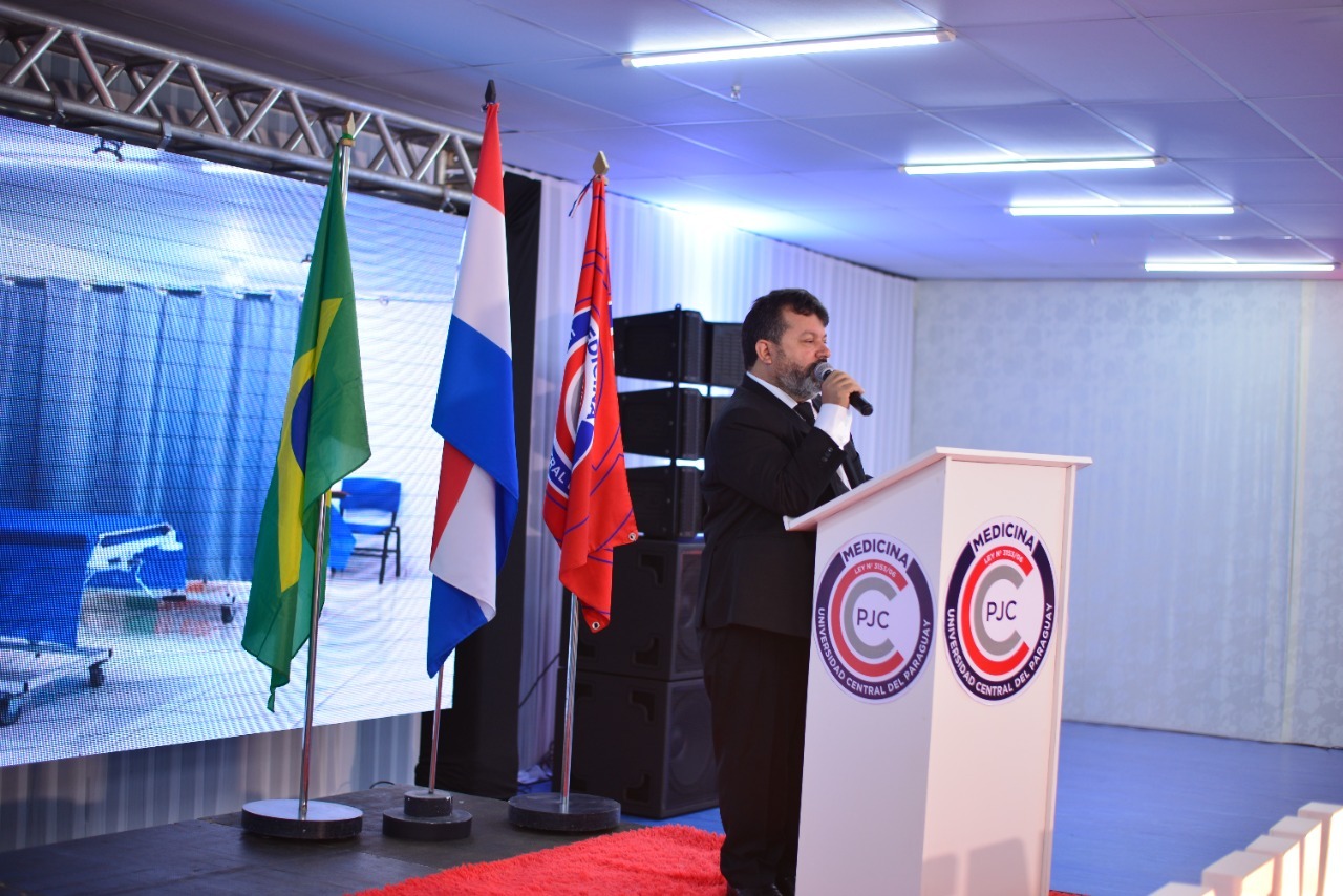 Karlos Bernardo, criador do curso de medicina em Pedro Juan Caballero fala aos calouros - Foto: Divulga&ccedil;&atilde;o