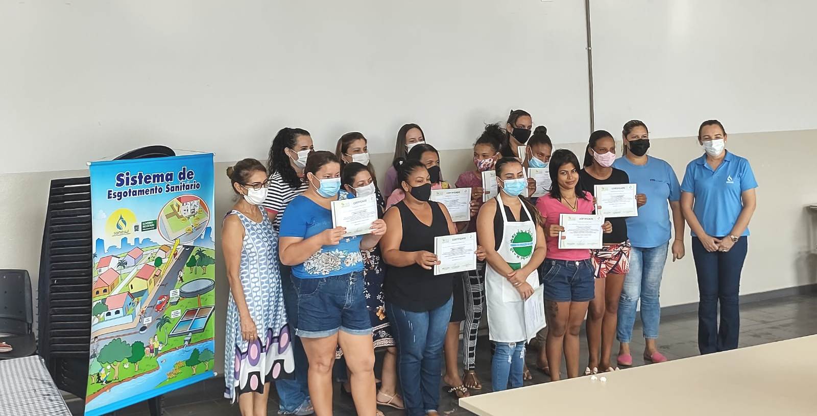 s alunas receberam um Kit com alicate, espátula, palito, acetona e algodão), Ecobag e certificado - Foto: Acom/Melissa Schmidt