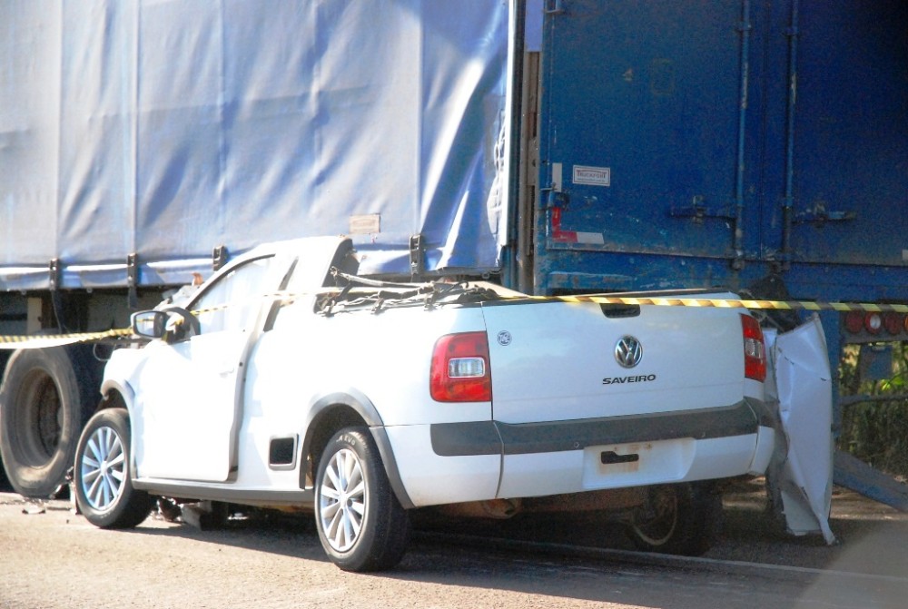 Policial militar de Nova Andradina colidiu na traseira de uma carreta - Foto: Tiago Apolin&aacute;rio/Da Hora Bataguassu 