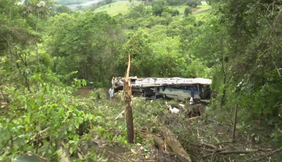 &Ocirc;nibus cai em ribanceira e deixa 10 mortos e outros 21 feridos, em Sapopema - Foto: Reprodu&ccedil;&atilde;o/RPC