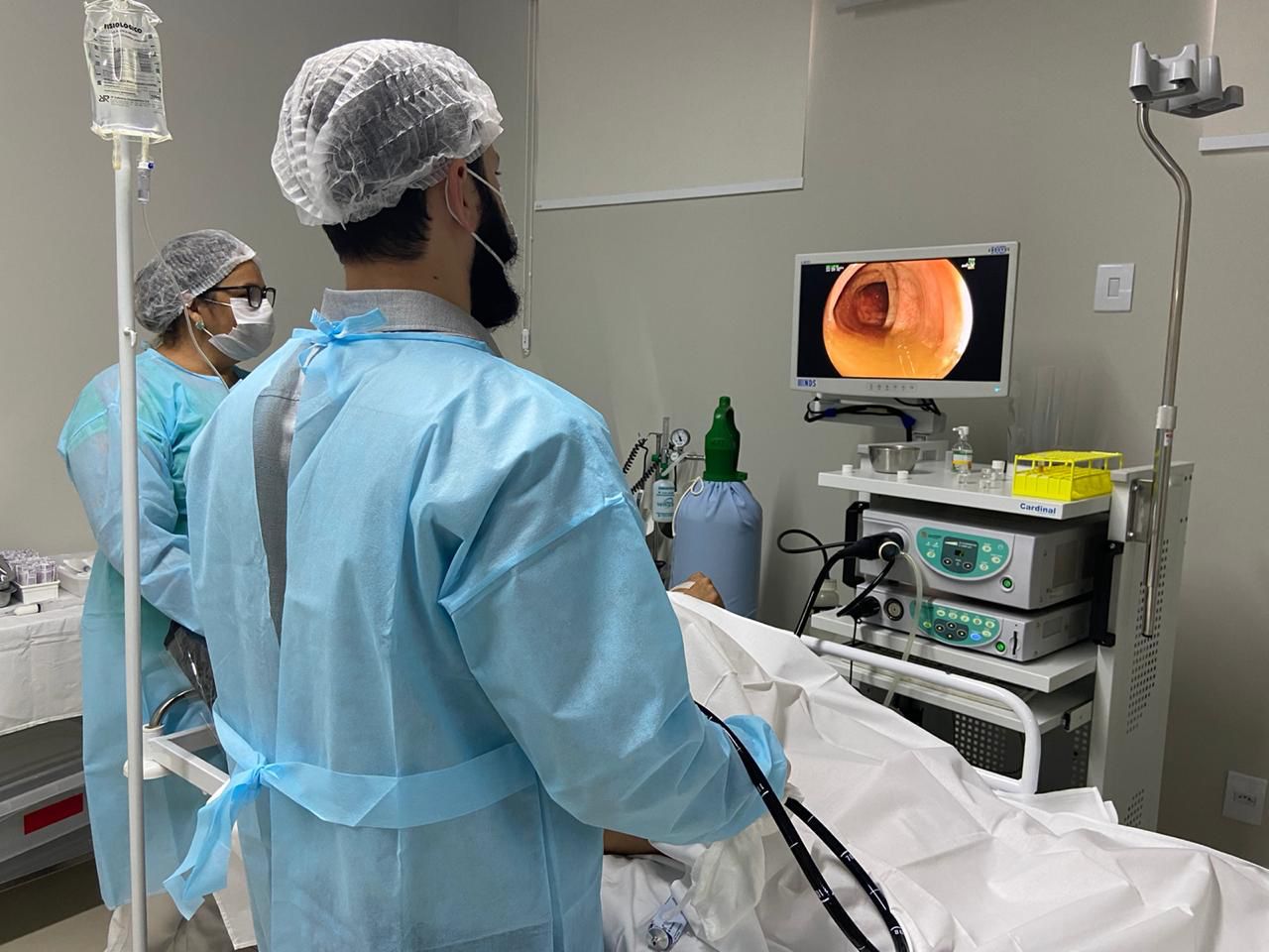 Dr. Fernando durante exame em paciente - Foto: Divulga&ccedil;&atilde;o