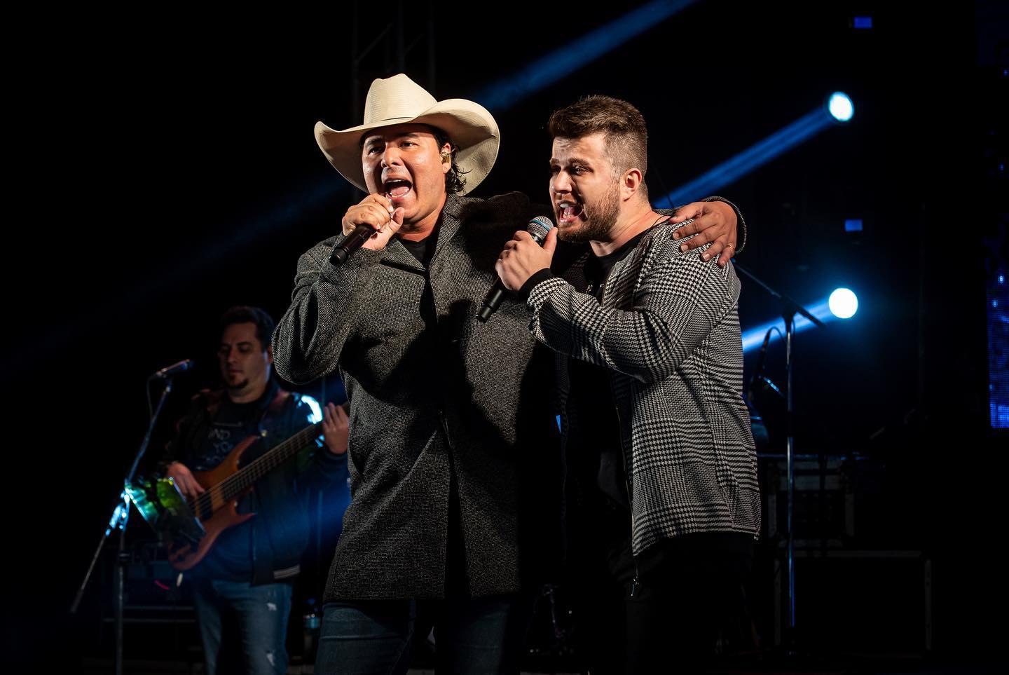 O empres&aacute;rio da dupla, Jos&eacute; Carlos Cassucce, confirmou que o &ocirc;nibus envolvido no acidente &eacute; de Conrado e Aleksandro - Foto: Reprodu&ccedil;&atilde;o/Facebook 