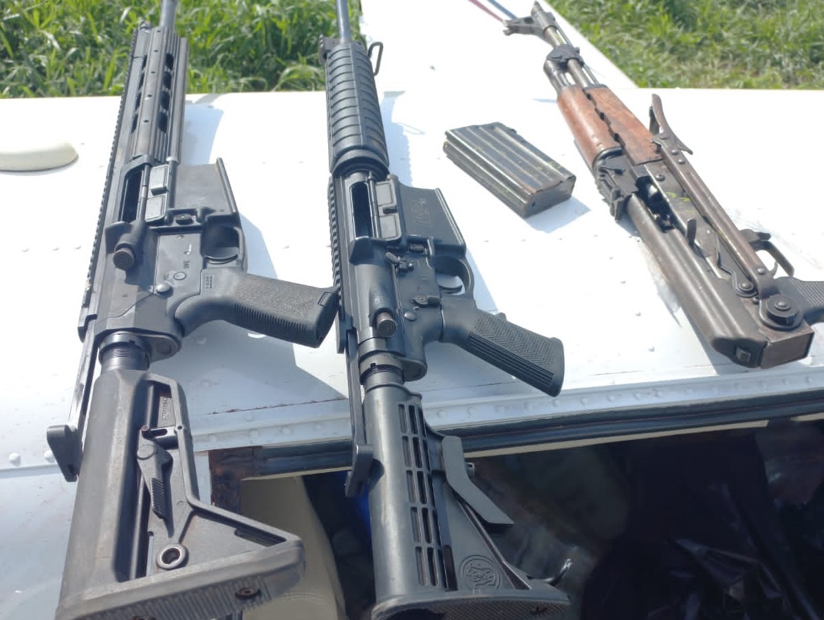 Armamento apreendido na aeronave - Foto: Polícia Militar/Divulgação