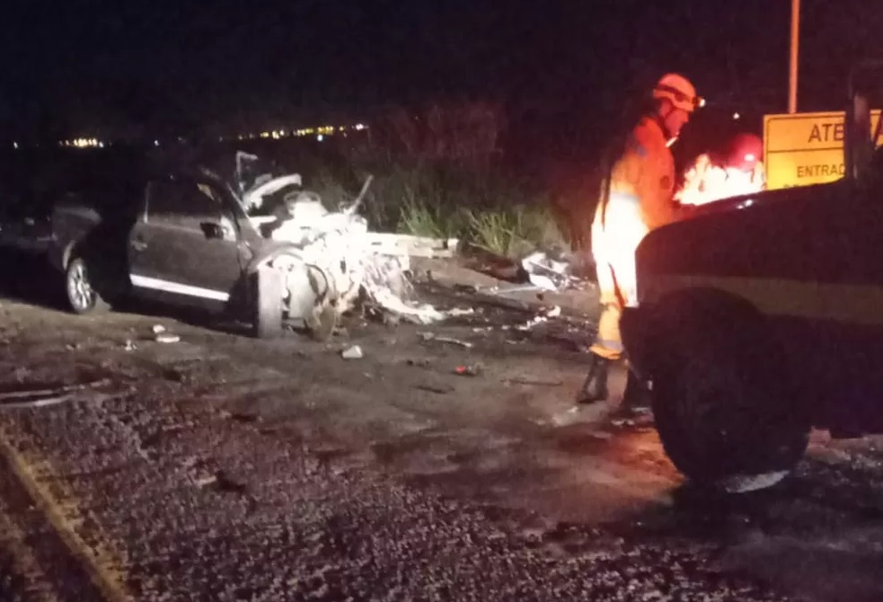 Veículo em que as vítimas estavam colidiu contra carreta – Foto: Redes sociais