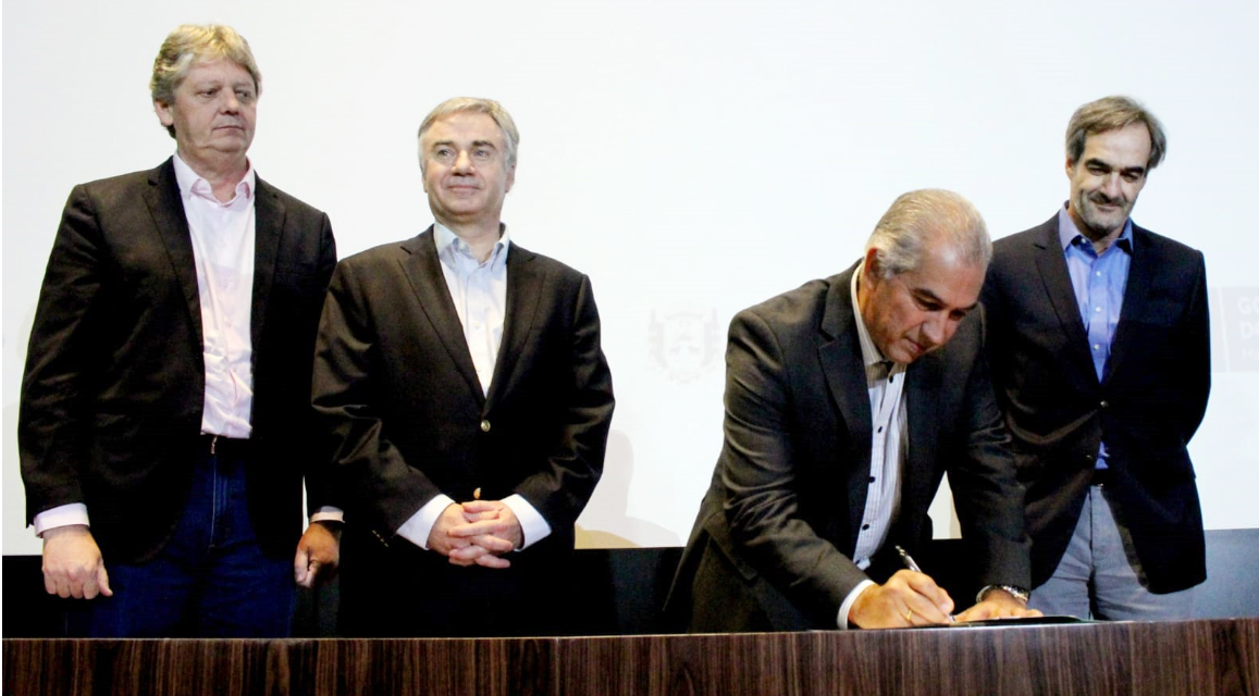 Reinaldo Azambuja assina incentivos fiscais e destaca que novo empreendimento é resultado da segurança jurídica construída em MS - Foto: Chico Ribeiro
