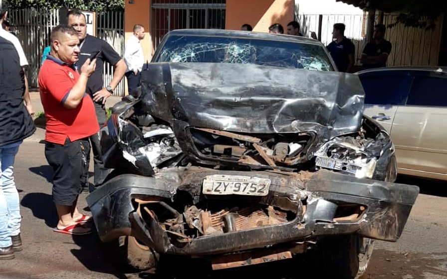 Um dos ve&iacute;culos atingido pela caminhonete da v&iacute;tima - Foto: Divulga&ccedil;&atilde;o