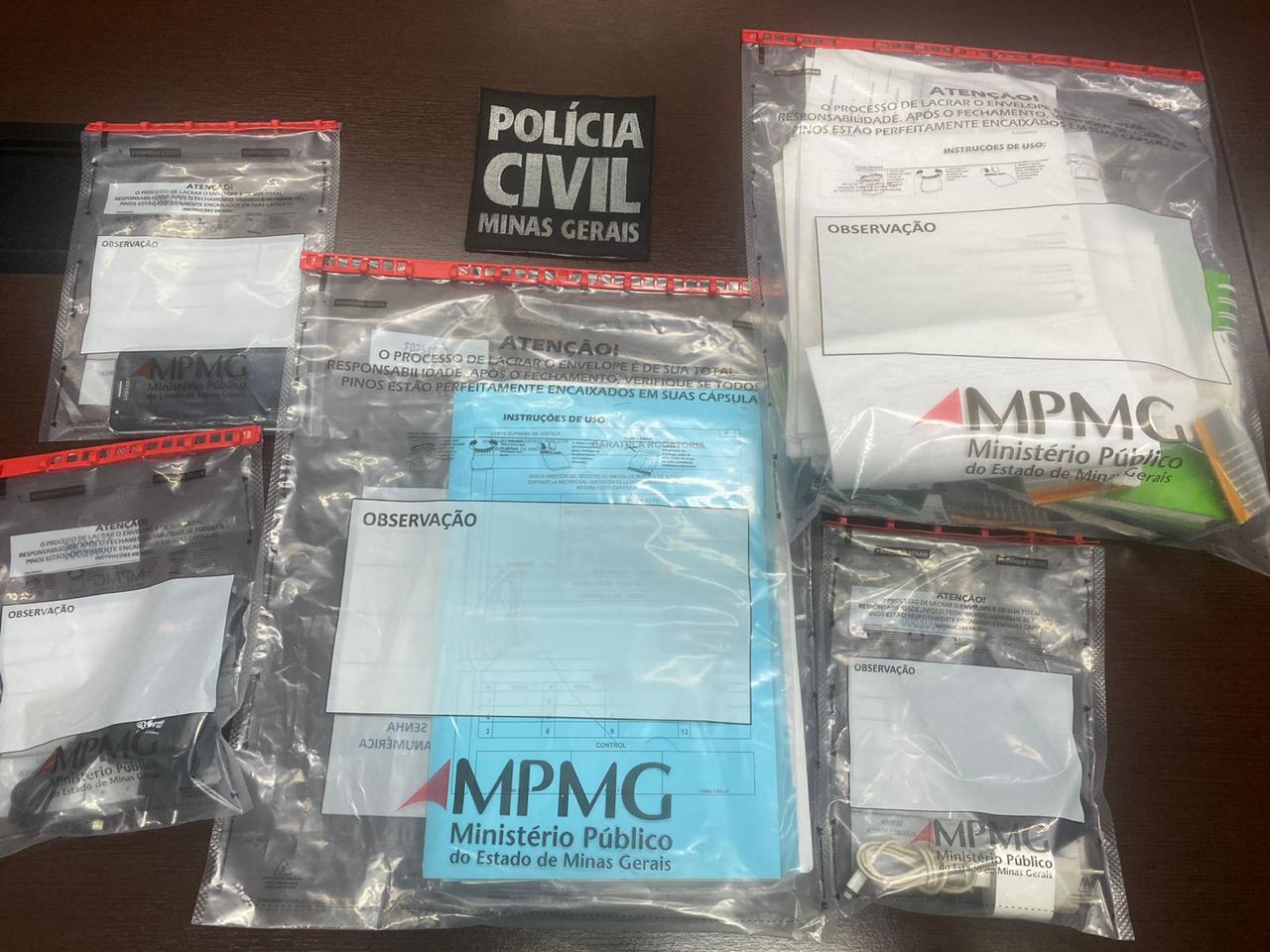 Documentos encontrados e apreendidos durante a opera&ccedil;&atilde;o - Foto: Divulga&ccedil;&atilde;o