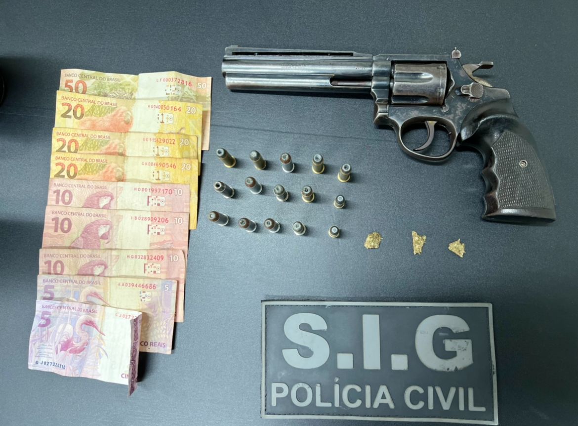 Rev&oacute;lver, muni&ccedil;&otilde;es, dinheiro e droga apreendidos na opera&ccedil;&atilde;o - Foto: Divulga&ccedil;&atilde;o 