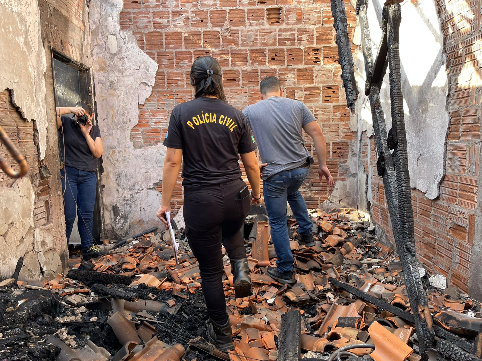 Peritos no local do inc&ecirc;ndio &ndash; Foto: Jornal da Nova