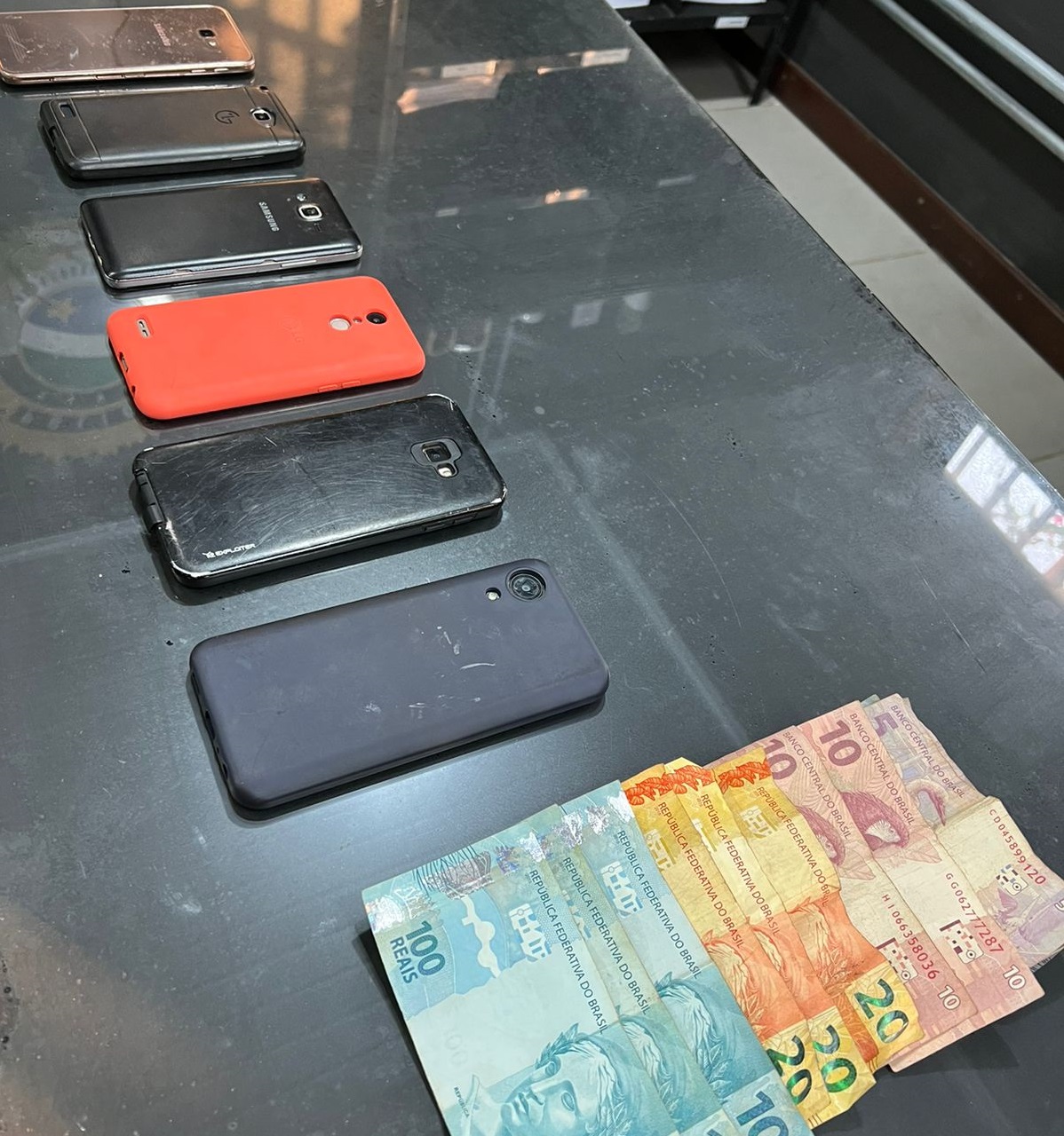 Celulares e dinheiro apreendidos durante a operação - Foto: WhatsApp/Jornal da Nova