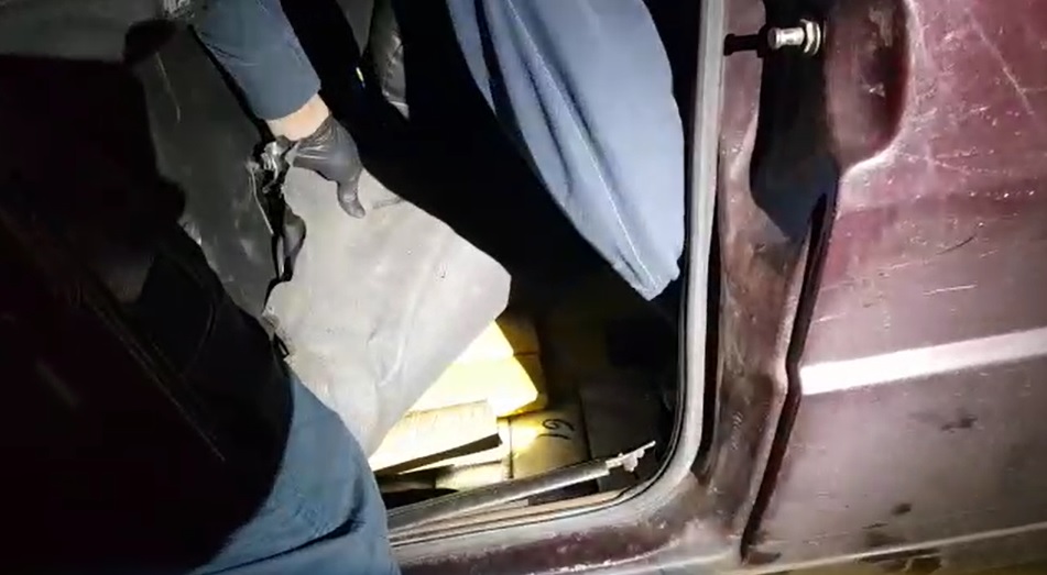 Entorpecente estava em partes ocultas do carro - Foto: WhatsApp/Jornal da Nova