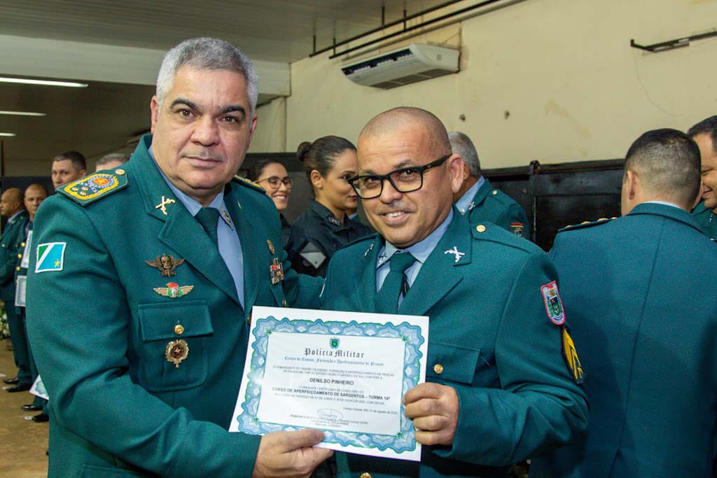 O 1º sargento Denilso Pinheiro com o comandante geral da PMMS - Foto: Arquivo pessoal