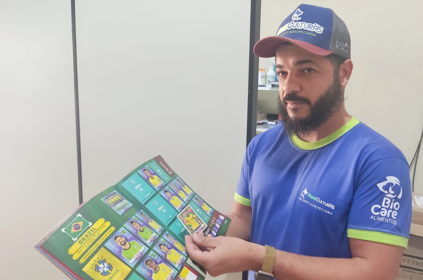 Wesley com a figurinha extra que vale R$ 9 mil - Foto: Jornal da Nova