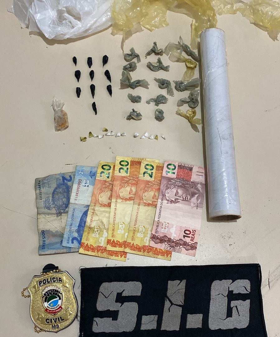 Material entorpecente apreendido com os suspeitos - Foto: Jornal da Nova