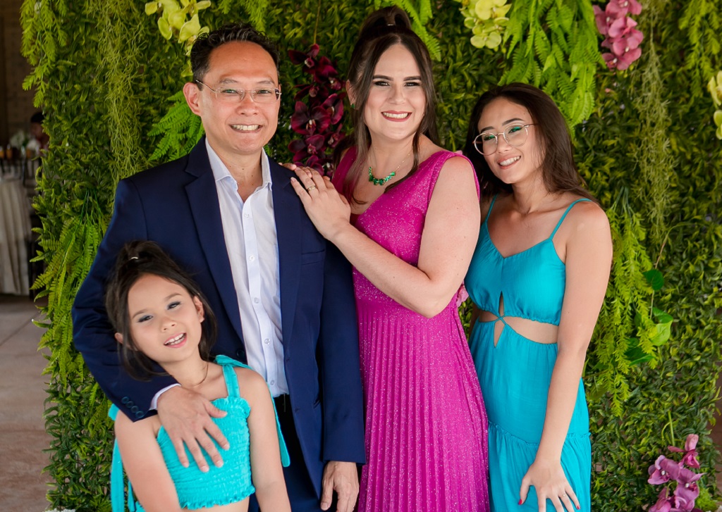 O casal Jundi e Ana Kawada com os filhos - Foto: Ricardo Siviero