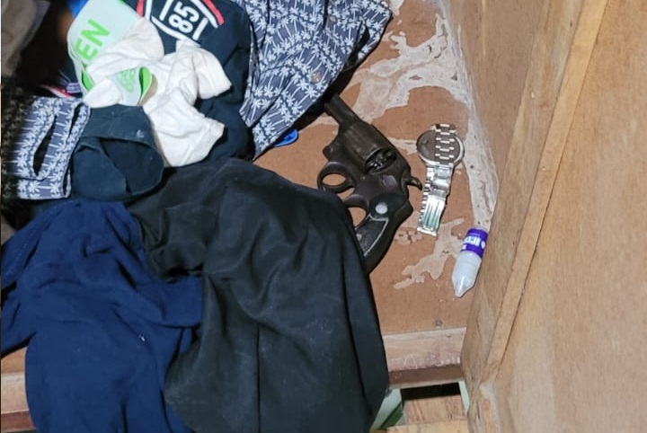 Rev&oacute;lver localizado durante dilig&ecirc;ncia na resid&ecirc;ncia de um suspeito - Foto: Pol&iacute;cia Civil/Divulga&ccedil;&atilde;o