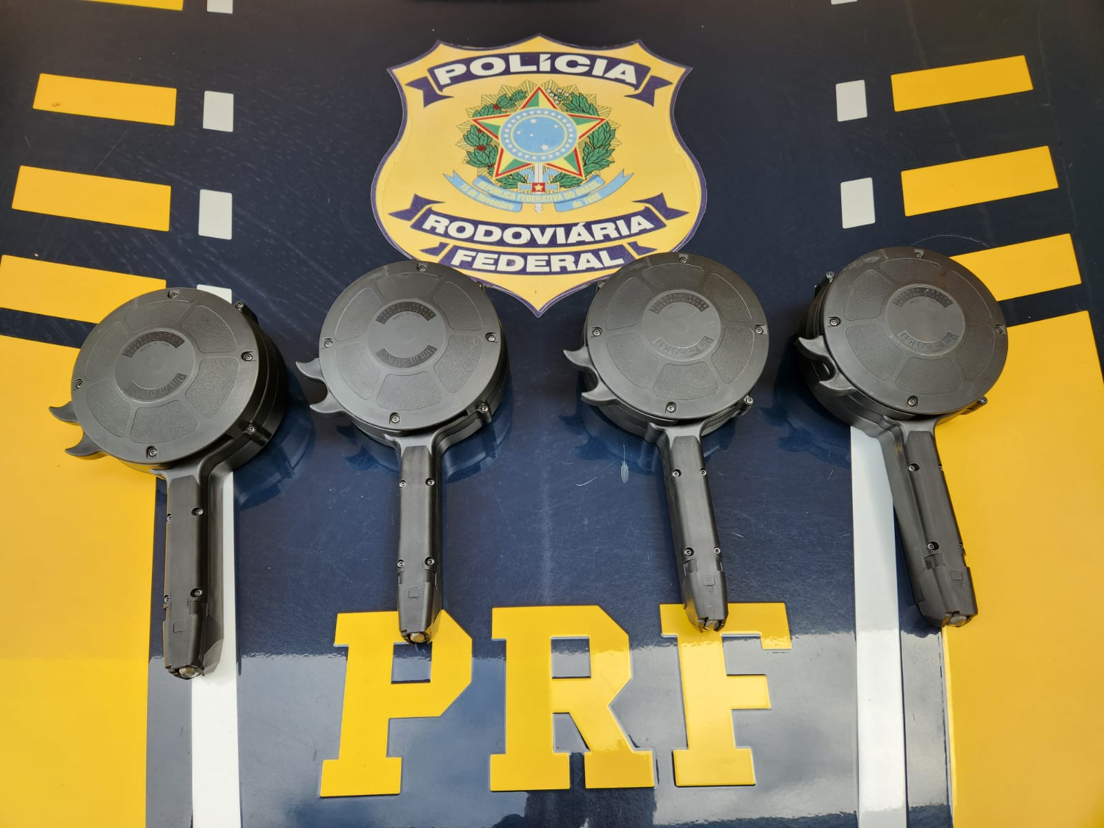 Carregadores do tipo tambor, com capacidade para 50 muni&ccedil;&otilde;es de pistola calibre 9mm foram apreendidos 