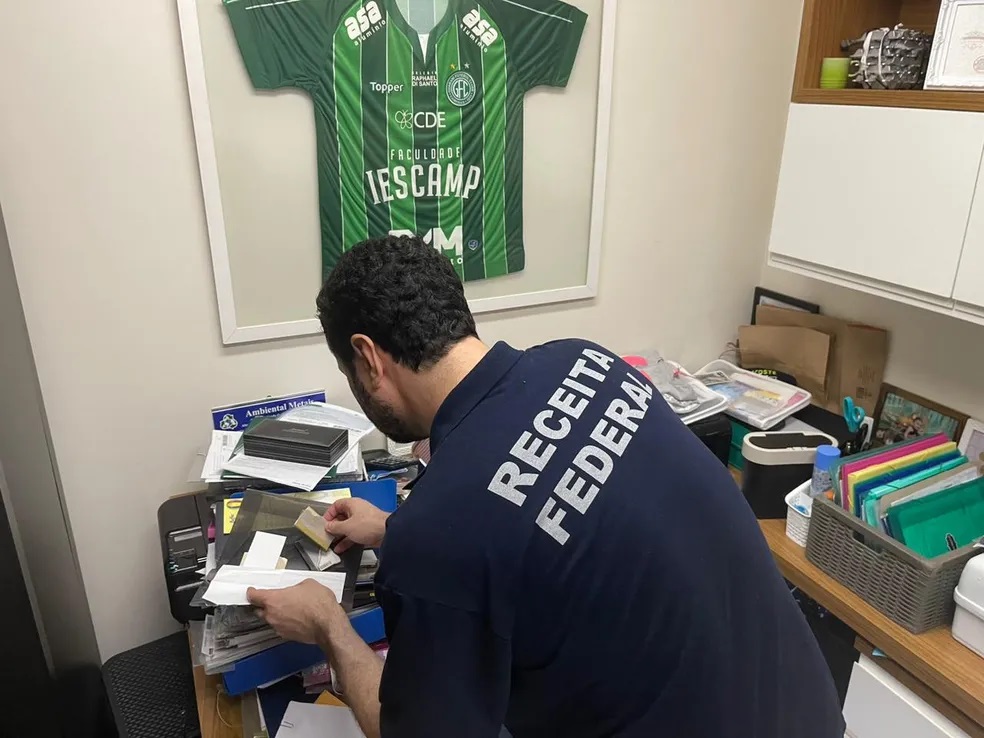 Agente da Receita Federal durante busca e apreensão - Foto: Divulgação