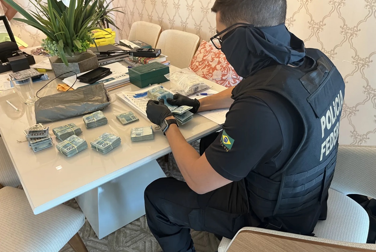 Agentes apreenderam pacotes de dinheiro, armas, muni&ccedil;&atilde;o, adega de vinho e carros - Foto: Pol&iacute;cia Federal/Divulga&ccedil;&atilde;o