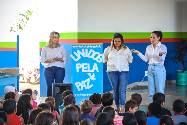 Psic&oacute;loga, psicopedagoga e assistente social promoveram roda de conversa com os estudantes - Foto: Prefeitura de Bataypor&atilde;