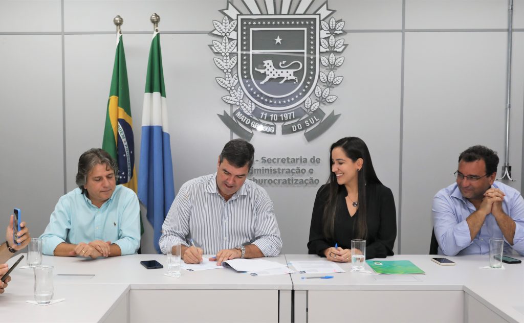 Governador assinou contrato de gest&atilde;o na sede da SAD - Foto: Saul Schramm