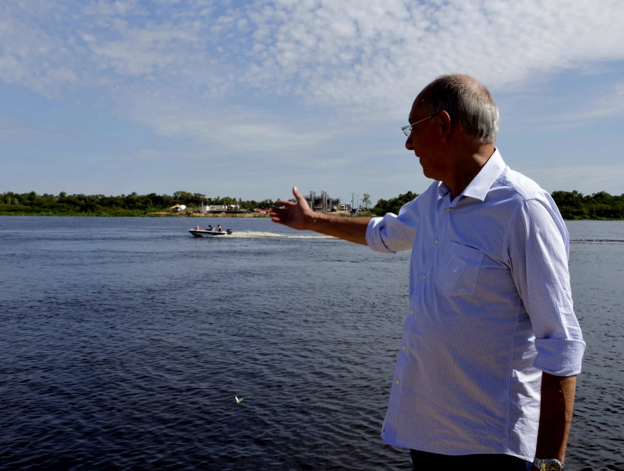 Secretário Helio Peluffo visita local da construção da ponte - Foto: Divulgação