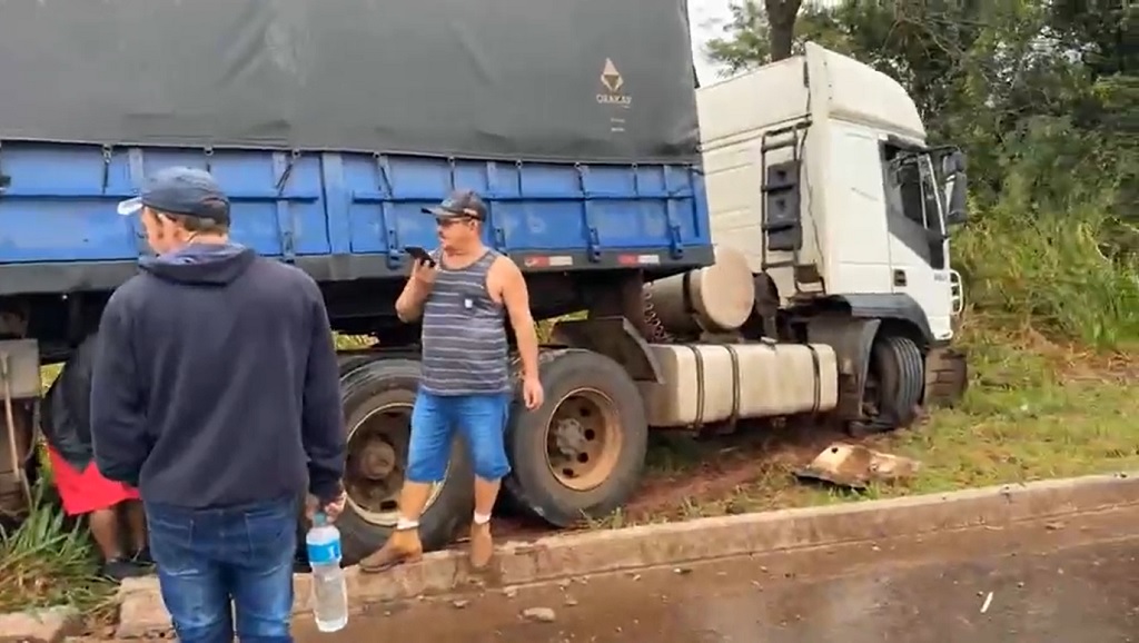 Carreta saiu fora da pista - Foto: Reprodução/Alvorada Informa