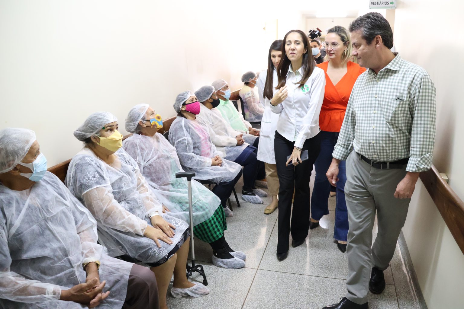 Secretário conversa com pacientes em Fátima do Sul - Foto: Álvaro Rezende