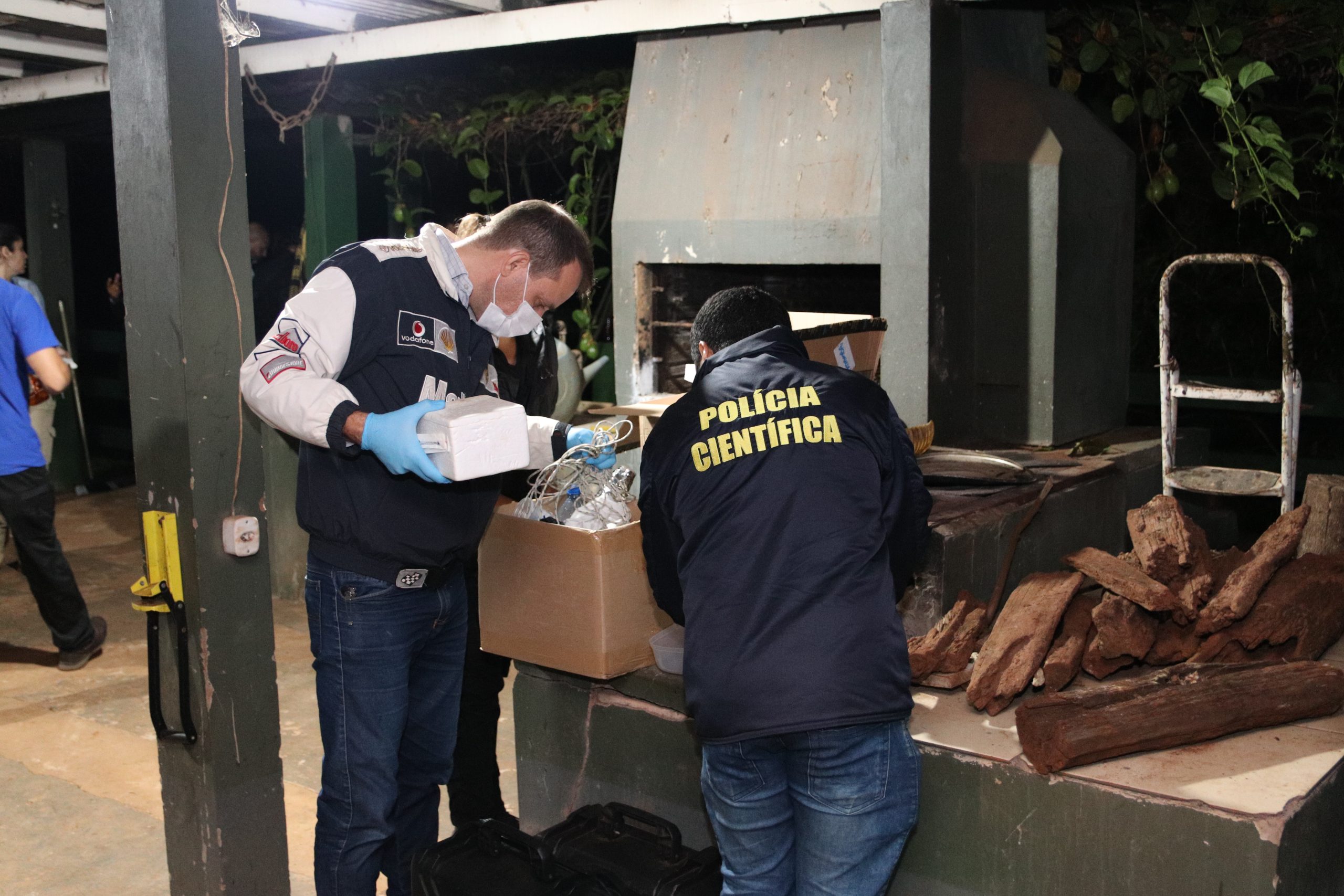 Equipes policiais na reconstitui&ccedil;&atilde;o do crime - Foto: Pol&iacute;cia Civil/Divulga&ccedil;&atilde;o 
