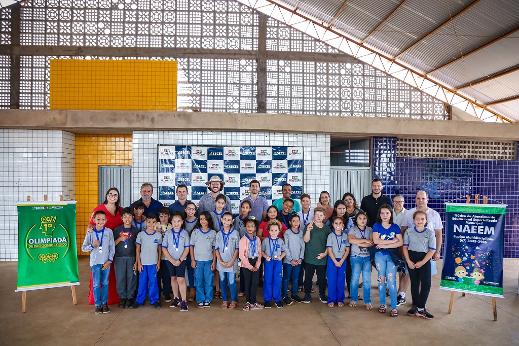 Representantes participaram da premia&ccedil;&atilde;o dos estudantes - Foto: Prefeitura de Bataypor&atilde;