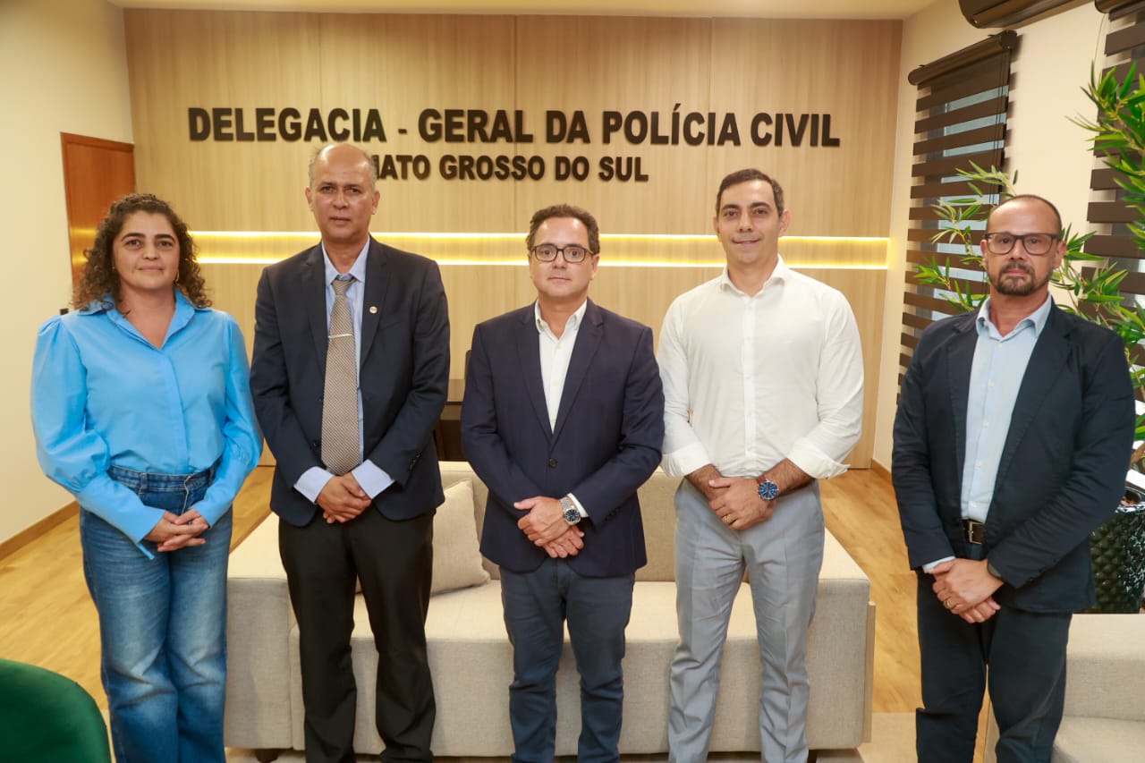 Advogado Paulo C&eacute;sar com representantes da OAB/MS e delegados - Foto: Divulga&ccedil;&atilde;o